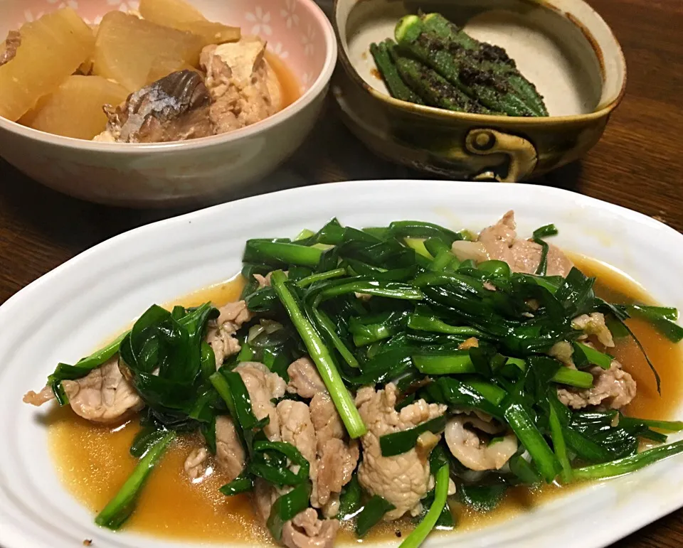 晩ごはん  肉ニラ炒め 鮭缶と大根の煮物 オクラの胡麻和え 白飯 味噌汁|ぽんたさん