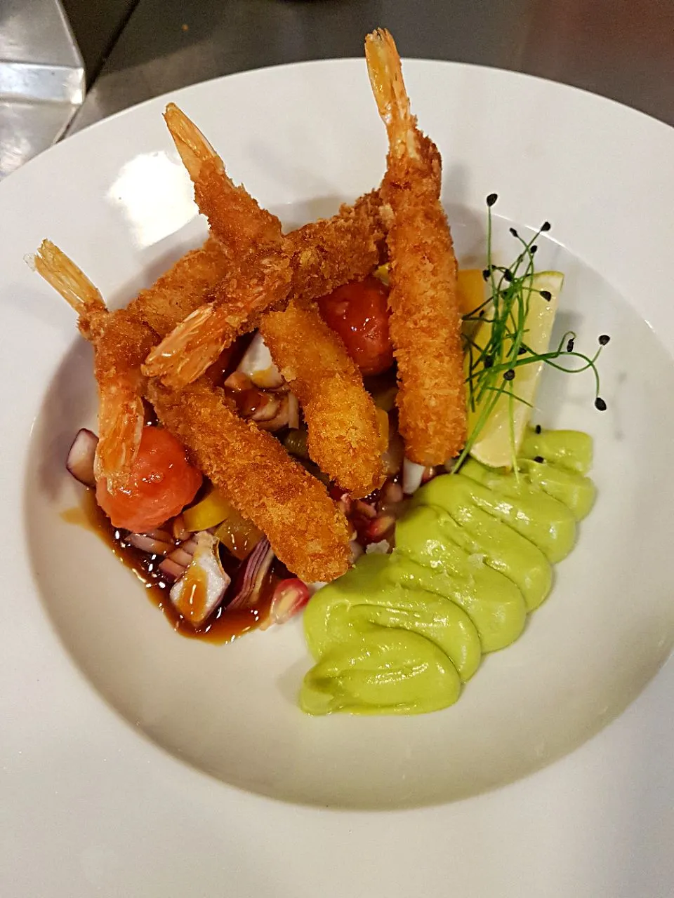 tomate confitado en aceite de jengibre, puré de agüacate y langostino panko con salsa agridulce casera|Rebecaさん