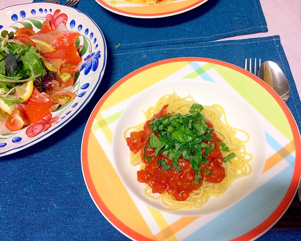 お刺身のサーモンと鯛でカルパッチョサラダ🥗とトマトとバジルのパスタ🍝カルパッチョは、塩分0.9gパスタソースは100gで1.0gの塩分です。今日は2人で、1.9g|ナタママさん