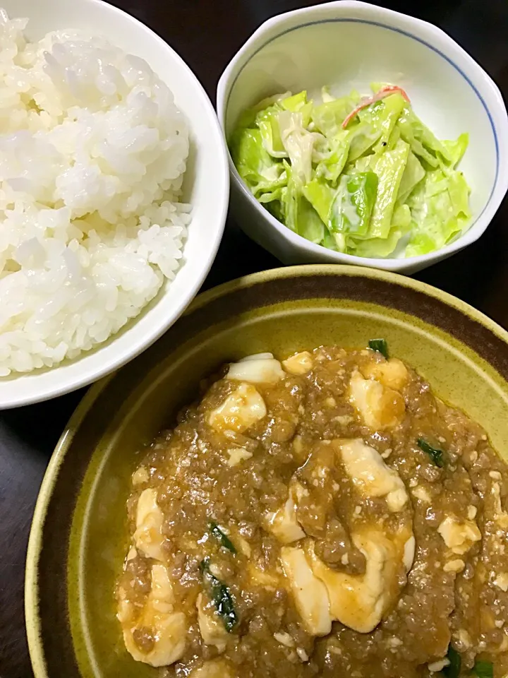 Snapdishの料理写真:#麻婆豆腐 #キャベツとカニカマサラダ|やくもさん