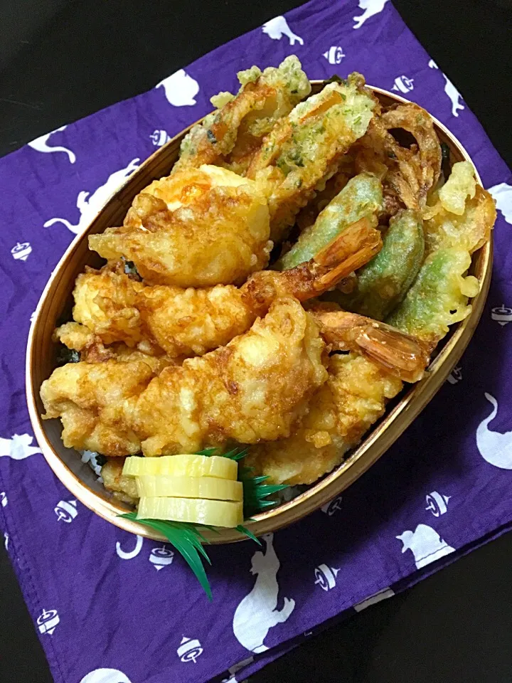 今日は天丼〜♪
リクエストがあったよ。
でも具材が あまり無かった…(´ω｀)

※エビ
※鶏天
※スナップエンドウ
※半熟たまご
※玉ねぎかき揚げ
※磯辺揚げ
※お豆腐とワカメの味噌汁

さ、週末に近づいてきたぞ‼︎
頑張ろ〜💪✨







中野|にゃおさん