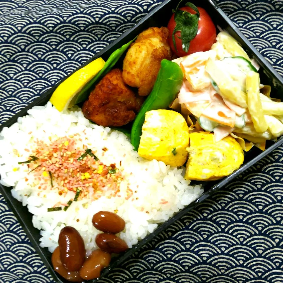 唐揚げ
　マカロニサラダ
　しらす入り玉子焼き
　金時豆
　ふりかけご飯|たえさん