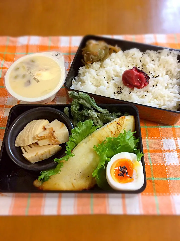 ジジ弁当🎶
カレイの干物
タラの芽天ぷら
竹の子土佐煮
ザーサイ
冷たい茶碗蒸し|BooBooさん