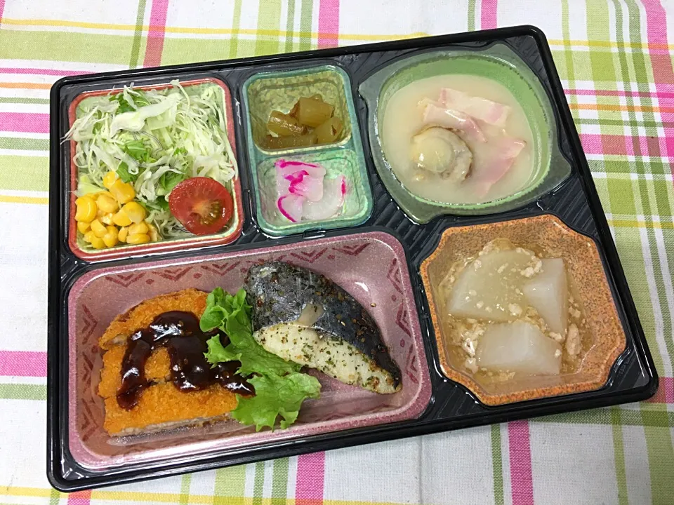 Snapdishの料理写真:骨なし鰆のバジルソース 日替わり弁当 豊川市宅配|Naokazu Kuritaさん