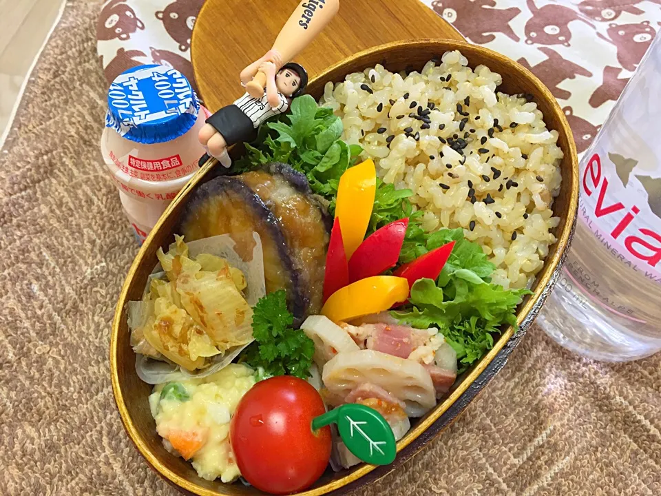 玄米ご飯&ナスのはさみ揚げ&自家採取レンコンとベーコンのペペロン炒め&白菜の土佐和え&中華ポテトサラダ&パプリカ&わさび菜&プチトマトのダーリンお弁当♪

#弁当 #フチ子 #今日から愛方お弁当♡|桃実さん