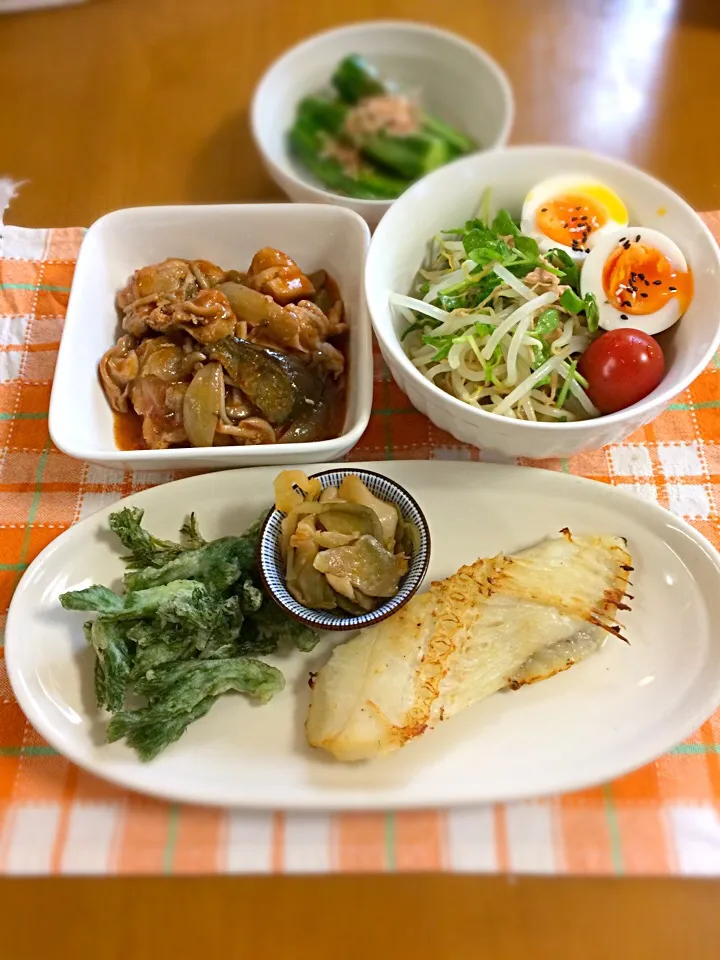 旦那ちゃん夕飯置きメシ🎶
カレイの干物
タラの芽天ぷら
ザーサイ
もやしサラダ
チキンのトマト煮込み|BooBooさん