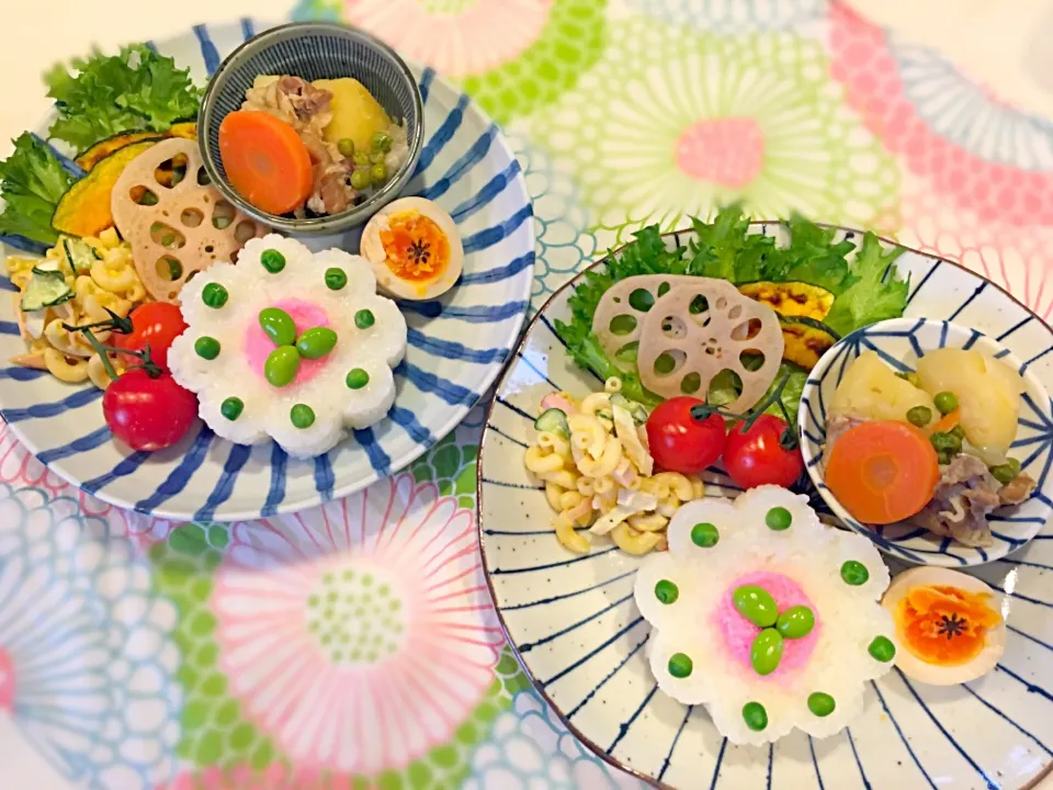 春休み〜置きランチ15日目🌸
花型おにぎり🍙と、肉じゃが。|なかじー。さん