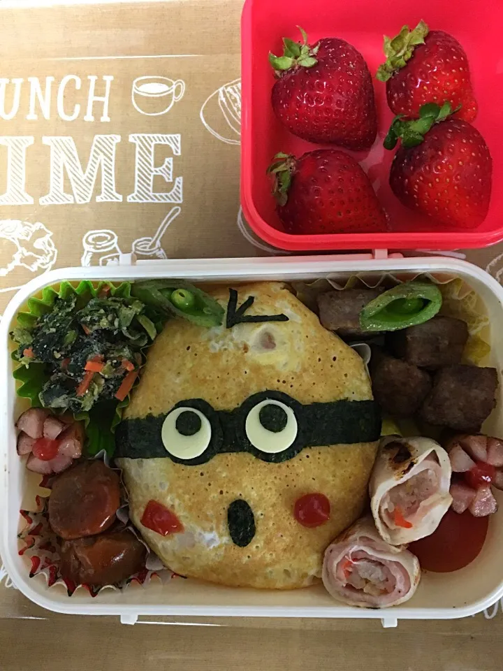 Snapdishの料理写真:ミニオンオムライス弁当#学童弁当 #春休み #キャラ弁 #ミニオン|こむぎさん