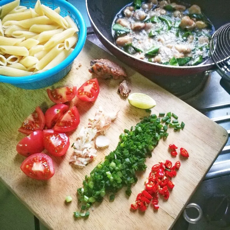 spicy salted fish penne' with fried kiffer lime leaves chicken #eatinthai|Eat in Thaiさん