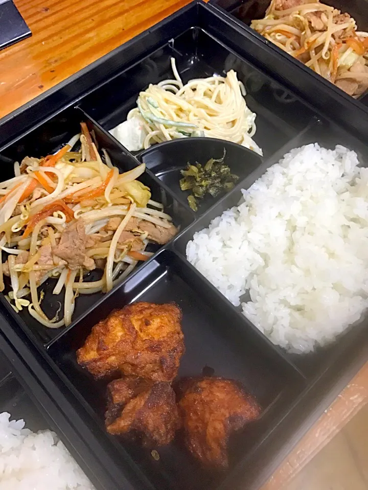 日替わりお弁当 塩麹ハーブ鶏唐揚げ、野菜炒め、エスニックなスパゲッティサラダ。|山崎 純子さん