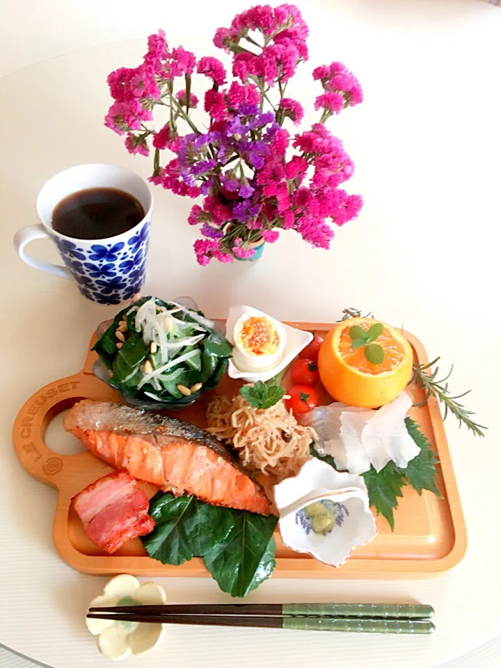 #遅めの朝食 brunch☕️
#焼き鮭
#ソフトケールの松の実サラダ
#ゆで卵
#ミニトマト🍅 
#切り干し大根
#ベーコン
#スズキ刺身
#デコポン
#ミント🌿|Satomi Sakaueさん