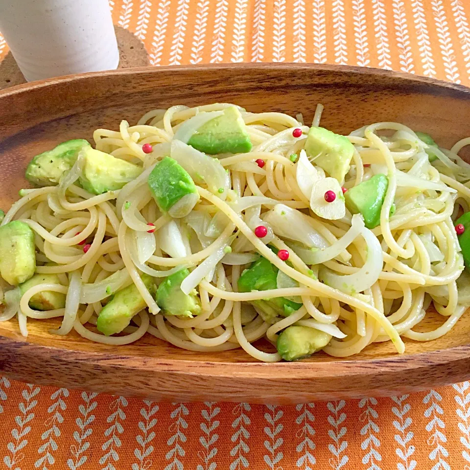 アボカドとアンチョビ、新玉ねぎの塩パスタ|かぴこさん