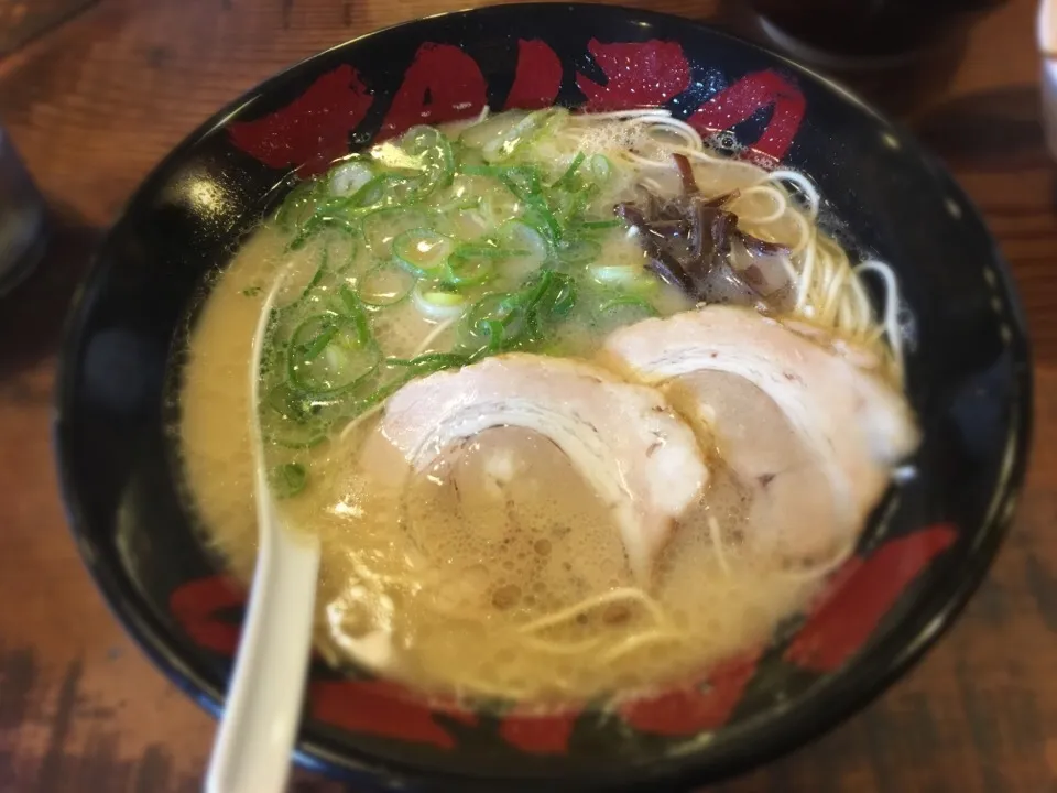 Snapdishの料理写真:とんこつラーメン|Yas Nakさん