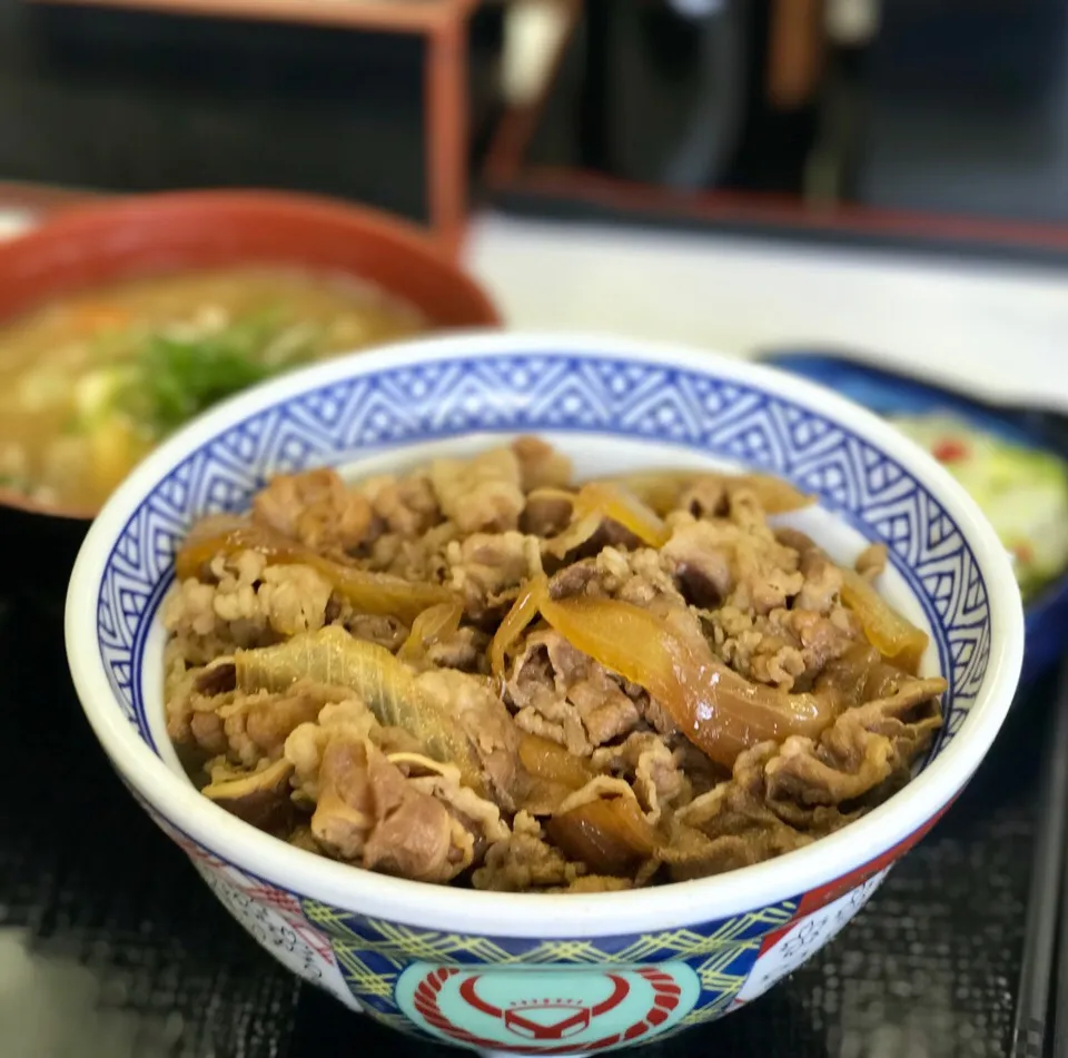 Snapdishの料理写真:吉野家牛丼あたま豚汁お新香セット。
通院のため久々の外出でした。|織友さん