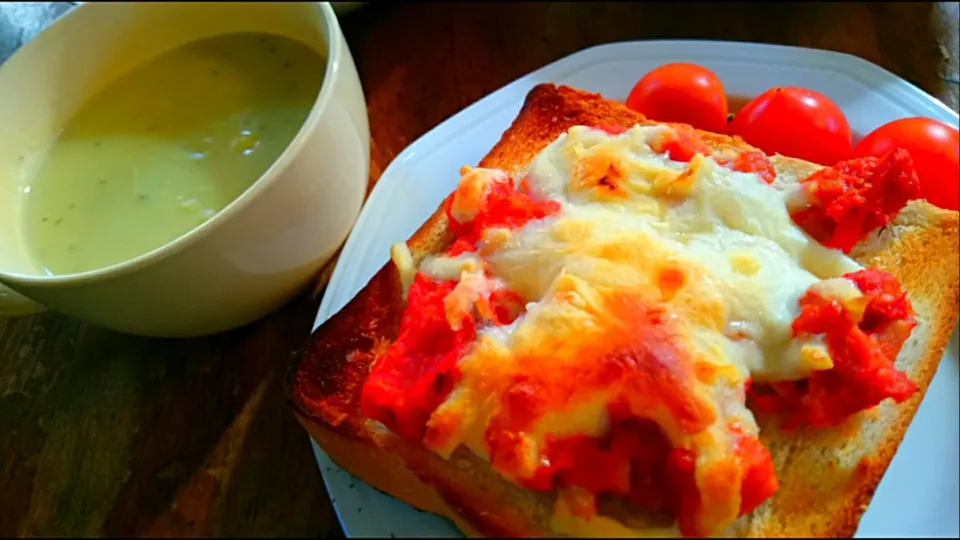 Snapdishの料理写真:20170403朝ごパン🍞
ツナとトマトのピザトースト🍅サツマイモポタージュ🍠|メイメイda.さん