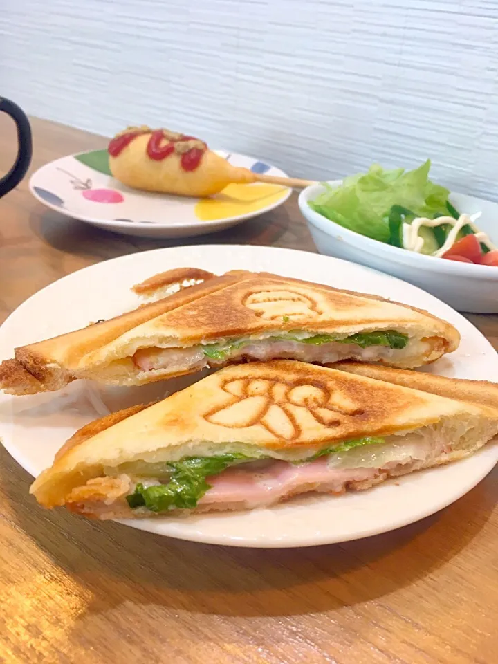 ハムとレタスとチーズのホットサンド
ランチ|まるさん