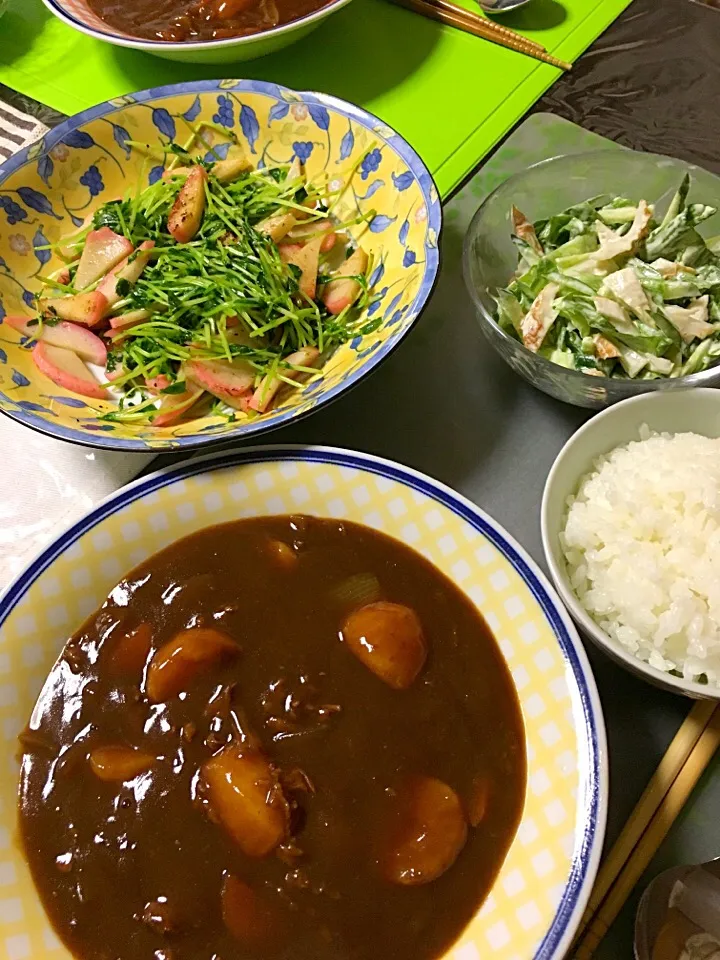 ビーフシチュー、豆苗とかまぼこのバター炒め、レタスとキュウリと竹輪のサラダ(*^ω^*)|ライムさん