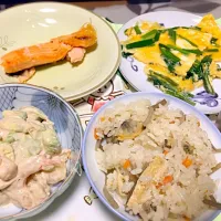 今晩の夕食
あさりの炊き込みご飯
えびとアボカドと玉ねぎのオーロラソースサラダ
ニラの卵とじ
焼き鮭|Miyuさん