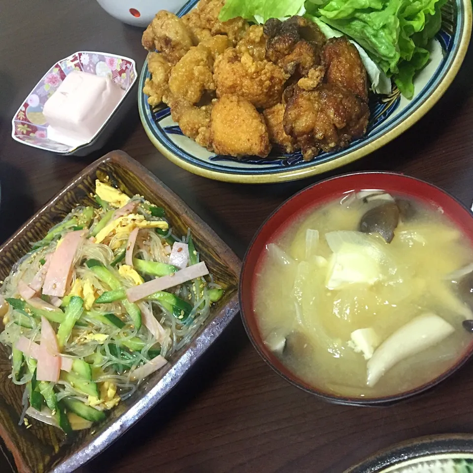 4月6日晩ご飯。唐揚げ屋さんの唐揚げ3種、半額キャッシュバックキャンペーン🎶、春雨サラダ、トマト豆腐、お味噌汁。|あやさん