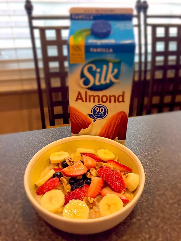 Special K cereal, almond milk & fruits|FitMomDoc19さん