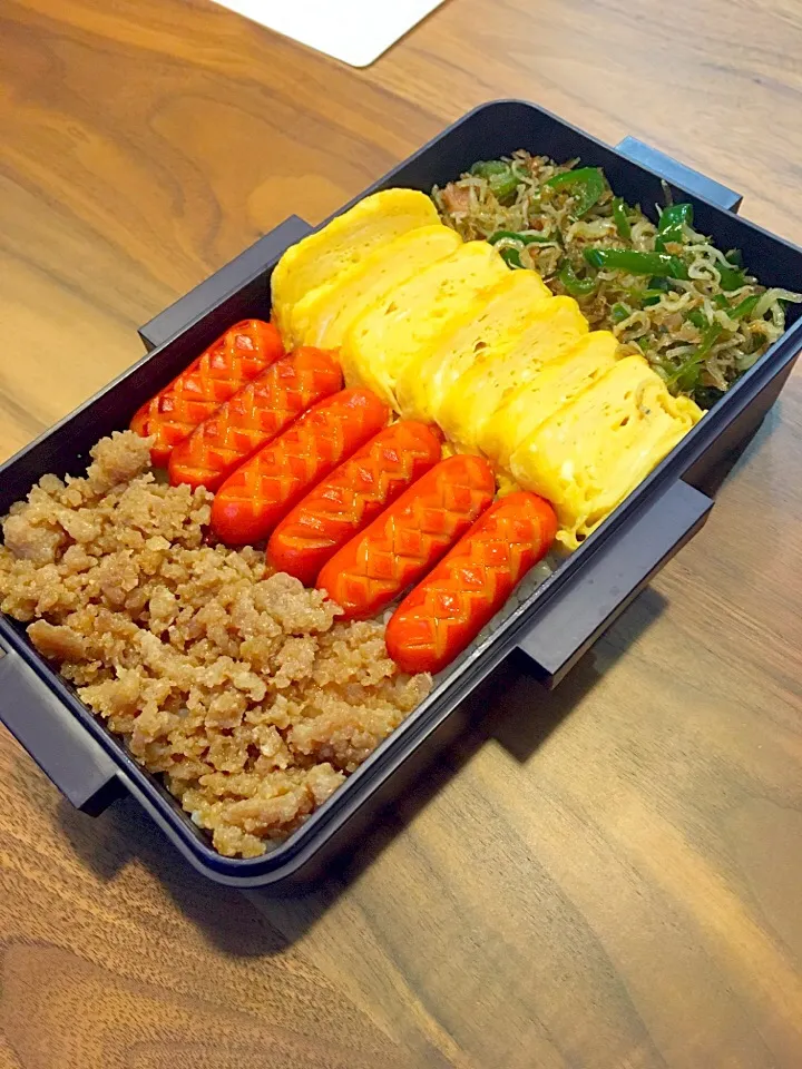 昨日のお弁当です😊m(_ _)m4色弁当🍱|saayaaaaaさん