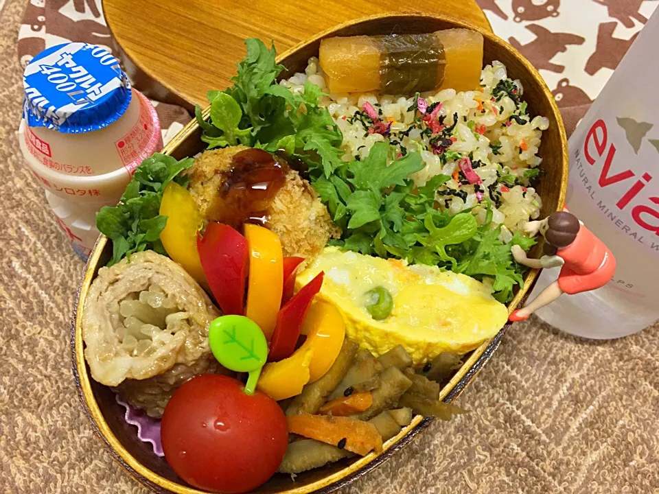 Snapdishの料理写真:玄米ご飯&青大豆おからコロッケ&もやしの豚肉巻き&ポテサラ入りオムレツ&きんぴらゴボウ&しそ巻き大根&わさび菜&パプリカ&プチトマトのダーリンお弁当♪

#弁当 #フチ子 #雨降り|桃実さん