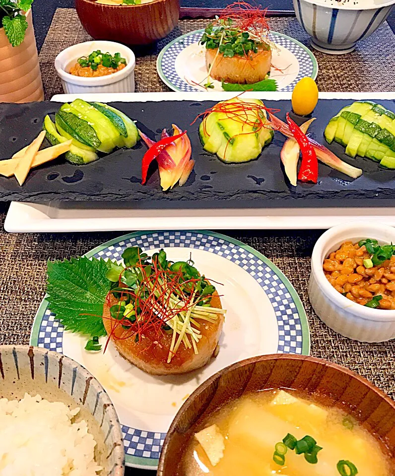 花冷えの朝
朝ごはんは
大根ステーキとメロン🍈の漬け物DE|シュトママさん