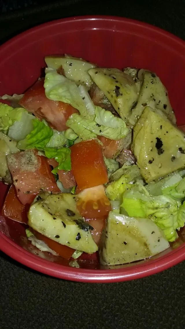 today's yummylicious salad. plain but great!!|Polly Gelfusoさん