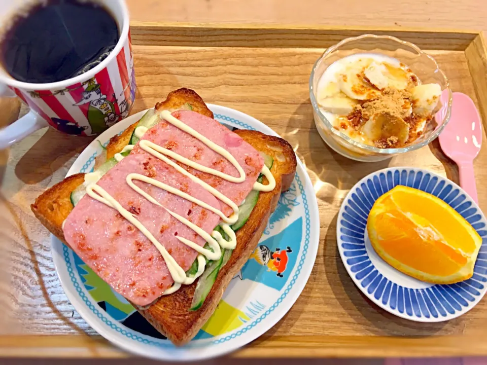 Snapdishの料理写真:朝ごはん✴︎
ハムきゅうりトースト
バナナ蜂蜜きな粉ヨーグルト
オレンジ🍊|ayuさん