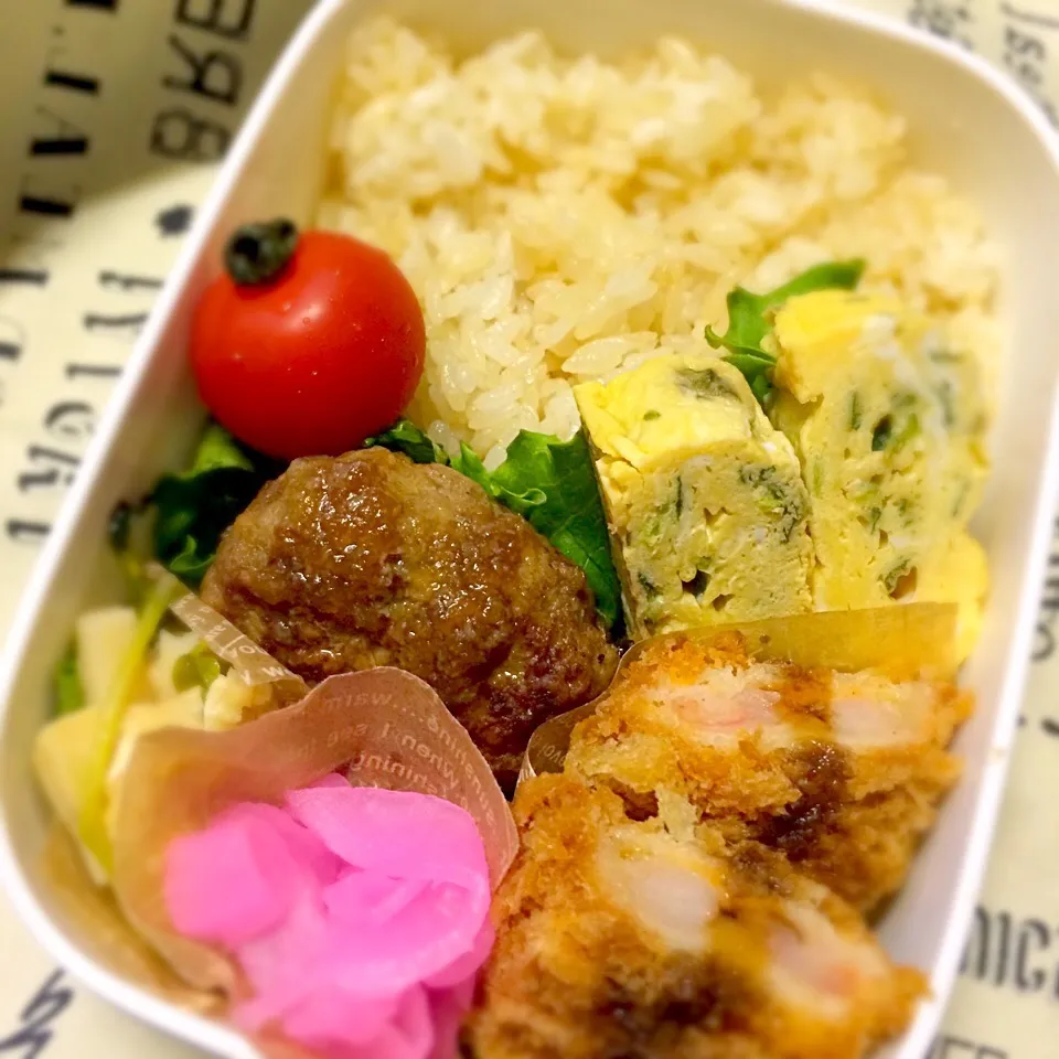 2017,04,07今日のお弁当
#常備菜 #マイ弁当 #バター醤油ごはん #ハンバーグ #海老カツ #豆苗とたけのこ煮浸し #卵焼き #シソ大根|Marimo styleさん