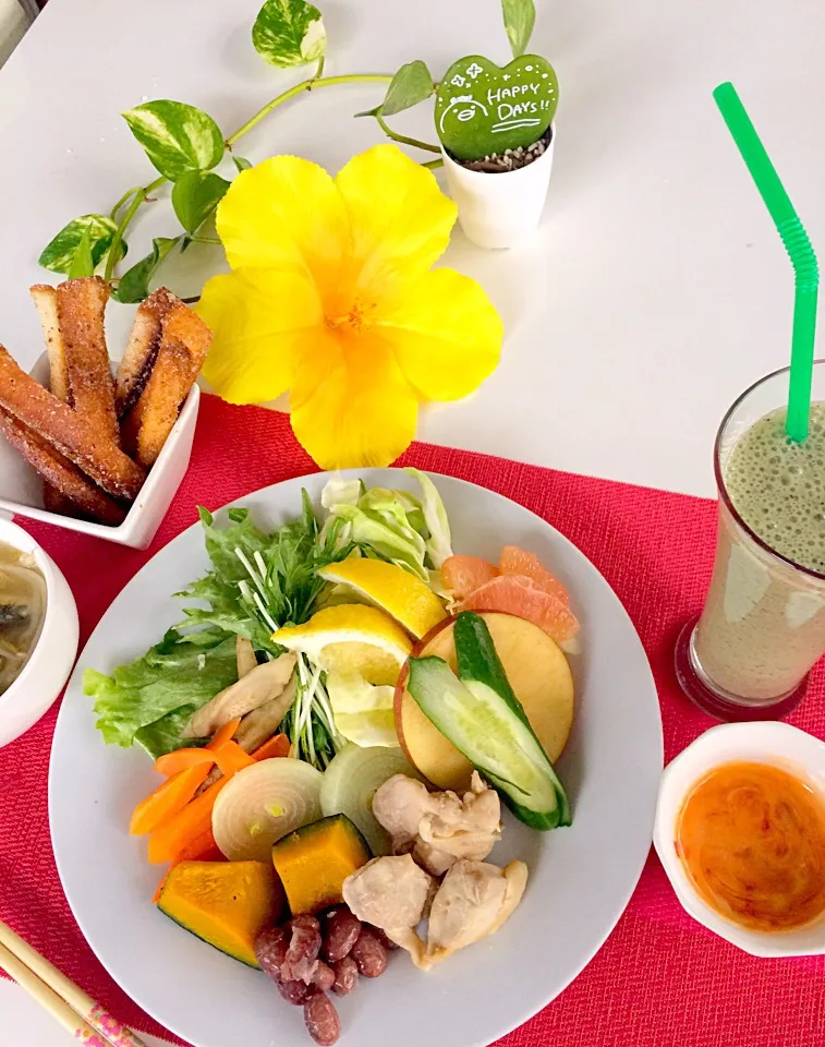 幸せ朝ごはん出来たよ〜〜( ◠‿◠ )
はみちゃんの気まぐれサラダ🥗
スイートチリソースとマヨネーズのドレッシング(´∀｀)旨旨〜〜❣️
揚げパンの耳かりんとう🤗👍
アジ煮干し入り味噌汁🤗👍⤴️
甘酒スムージー(о´∀`о)
今日も元気にスタートです🤗💖🎵🎵|はみちゃんさん