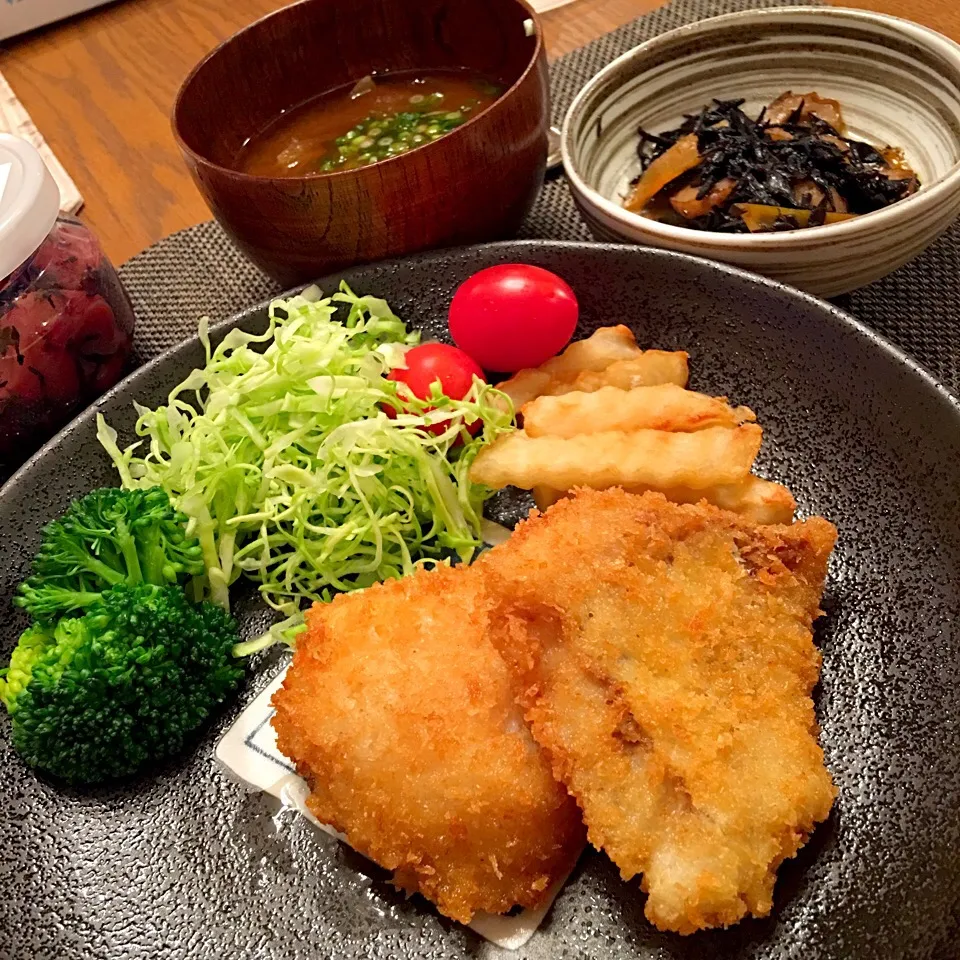 Snapdishの料理写真:タラのフライ♡
玉ねぎとじゃがいものお味噌汁♡
ひじきの煮物♡|あやみっきーさん