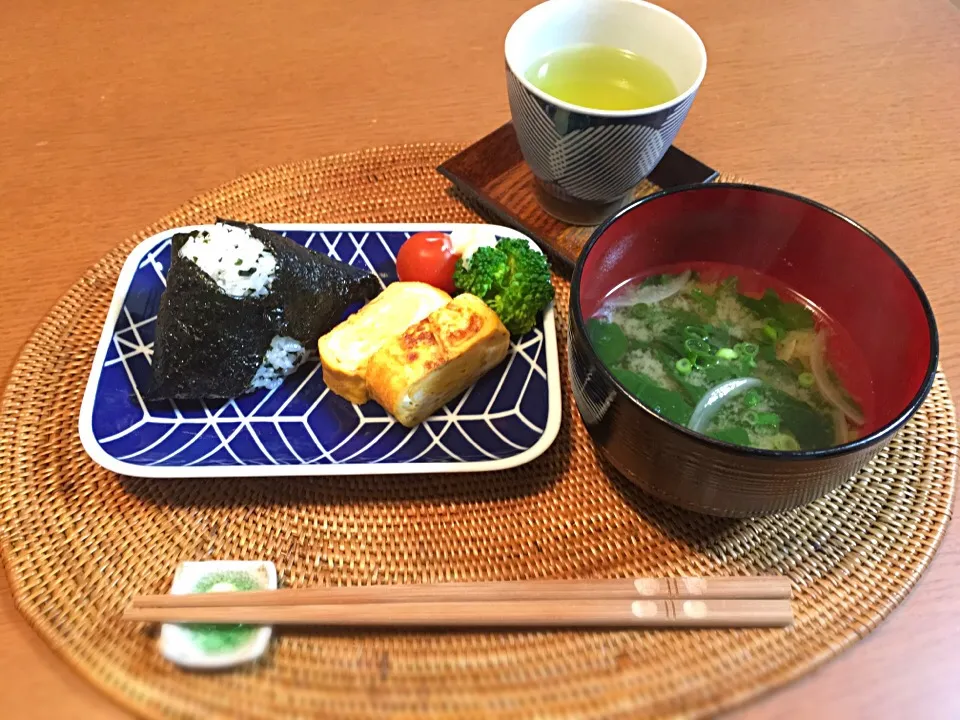 Snapdishの料理写真:#マルコメさん #料亭の味 #そそぐだけで本格おみそ汁 新玉ねぎとほうれん草のおみそ汁 忙しい朝でも お弁当のおかずでしっかり朝食になりました☺️|Mikikoさん