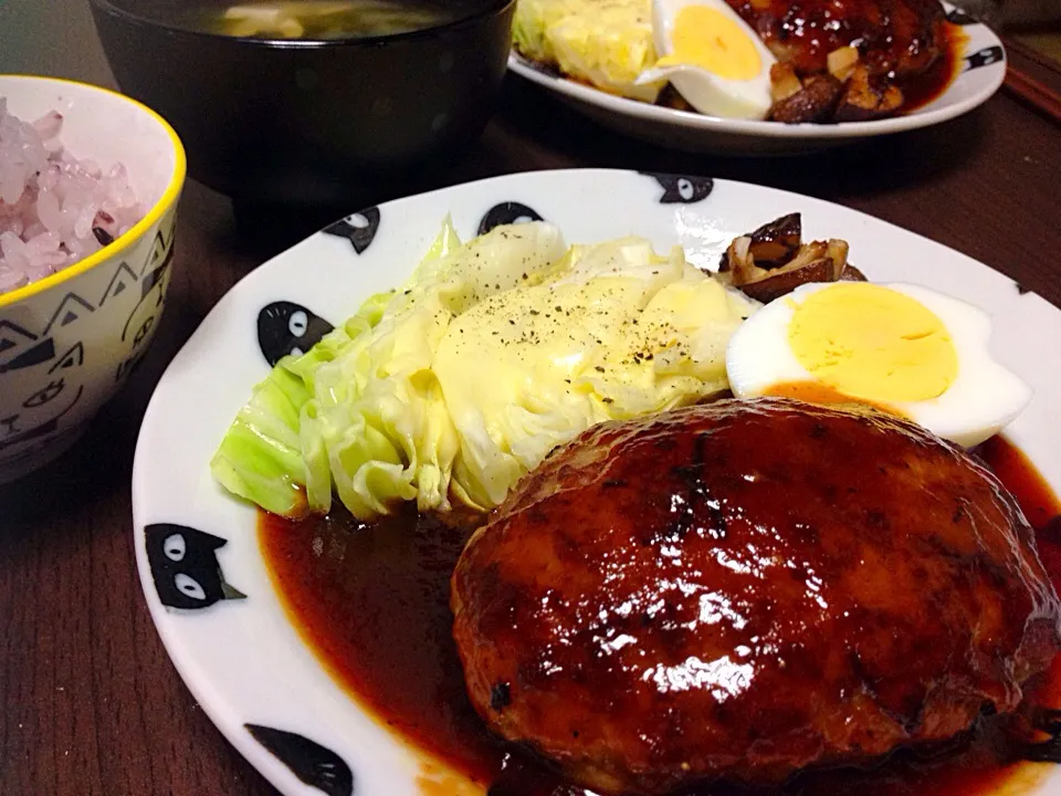 ハンバーグ キャベツのチーズ蒸し 椎茸ガーリック焼きで晩ごはん|こんこんさん