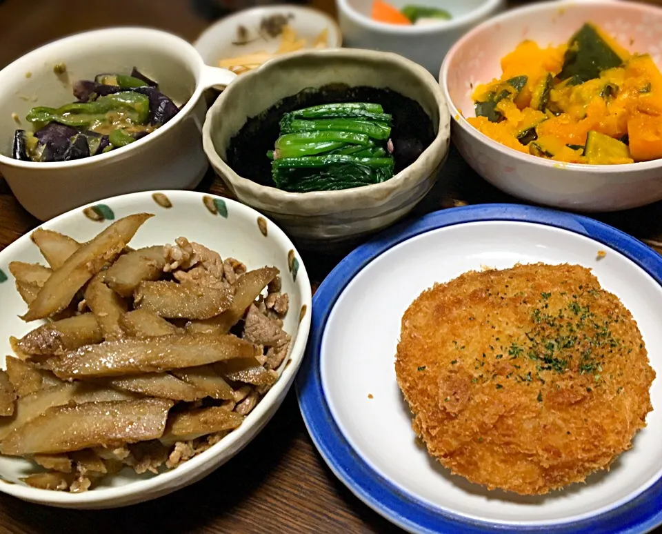 晩ごはん  メンチカツ 豚とごぼうの甘辛煮 ほうれん草のおひたし 茄子とピーマンの山椒味噌和え かぼちゃ煮 大根の皮のたまり漬 玉ねぎとワカメの味噌汁 しろ|ぽんたさん