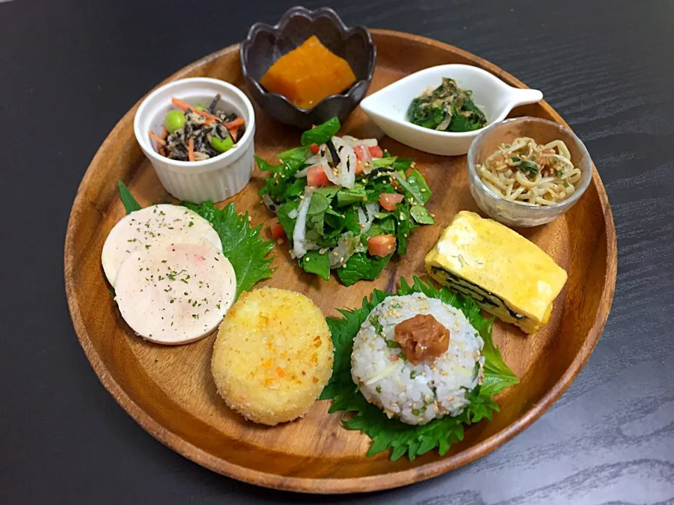 和食プレート
#和食プレート #自家製鶏ハム #ひじきツナサラダ #かぼちゃの煮物 #ほうれん草のおひたし #えのきの梅しそ和え #海苔とチーズの卵焼き #梅しそしらすミョウガおにぎり #コロッケ #小松菜と新玉ねぎのサラダ #お家ごはん #1人ごはん|miyukiさん