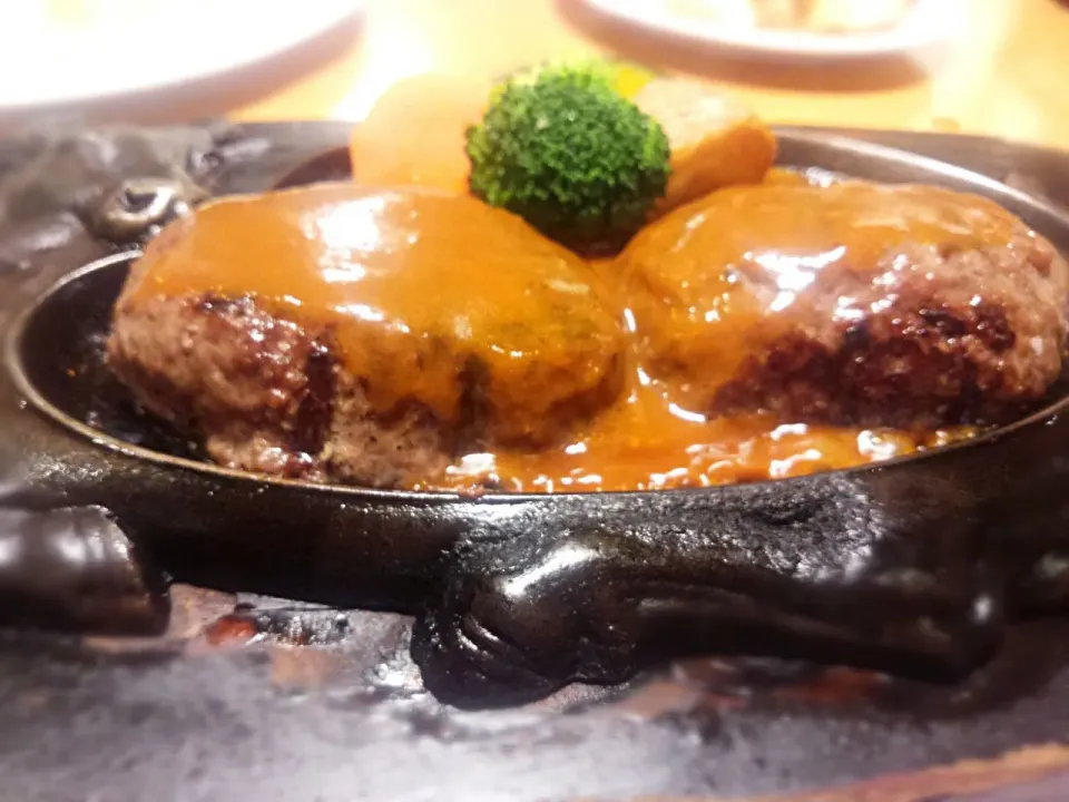 “さわやか”のハンバーグ😊🍺🍷
職場の花見が雨天延期となり、女性陣に押し切られ“さわやか”😊|Mitsuhiro.Sさん