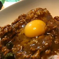 Snapdishの料理写真:久しぶりにやってみたら美味しかった、カレーに生卵。|Yasuko Fukubaさん