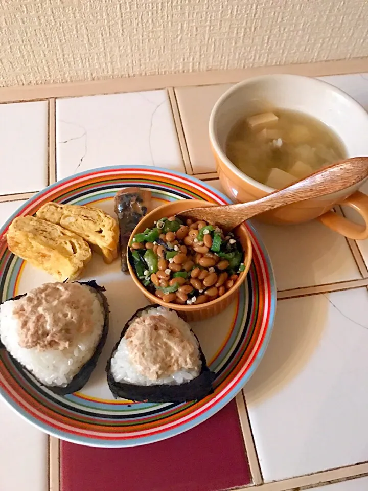 朝ごはん☆ツナマヨおにぎり☆オクラひじき納豆☆玉子焼き☆鯖の醤油煮☆豆腐と舞茸のお味噌汁|とまこ(*^o^*)さん