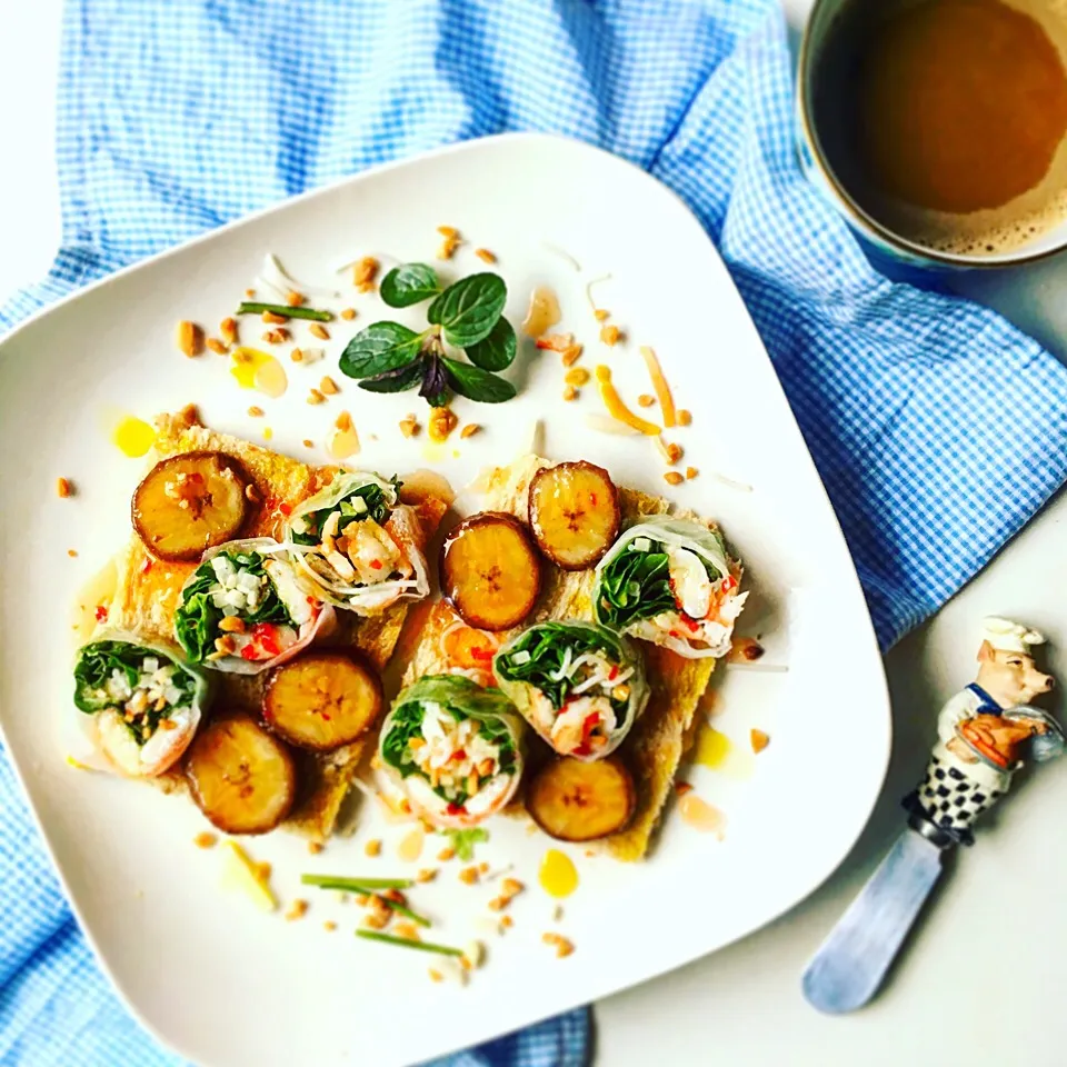 Snapdishの料理写真:生春巻きと焼きバナナのオープンサンド🍌 #生春巻きサンド #焼きバナナ|sakiさん