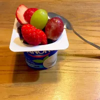 Snapdishの料理写真:ダノンヨーグルト
くだもの盛り盛りのせーー|まるさん