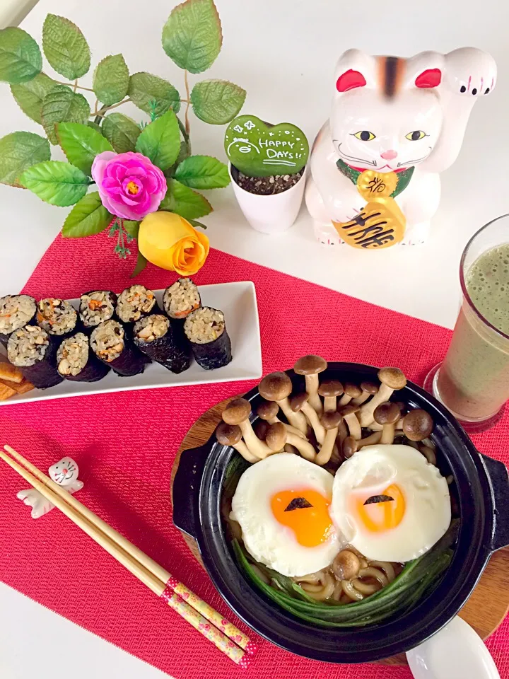 幸せ朝ごはん出来たよ〜〜( ◠‿◠ )
鍋焼きうどん&五目ごはんの海苔巻き🤗|はみちゃんさん