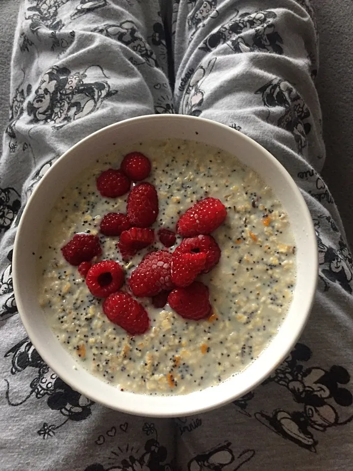 Snapdishの料理写真:Ovesná s rakytníkem, malinami a mákem #oatmeal #raspberries #poppy #almondmilk|LucieFoodさん