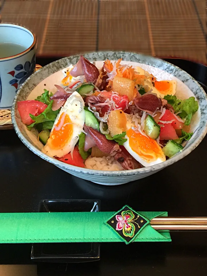 『トマきゅう🍅🥒サラダ丼❣️』
ゆで卵、数の子、ホタルイカで 動物性食品をプラス〜✨🙌✨|paaruさん