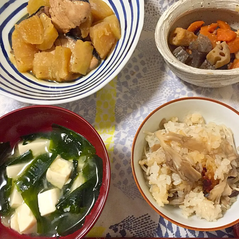 きのこの炊き込みご飯、出汁からとったお味噌汁、ぶり大根、煮物|めしさん