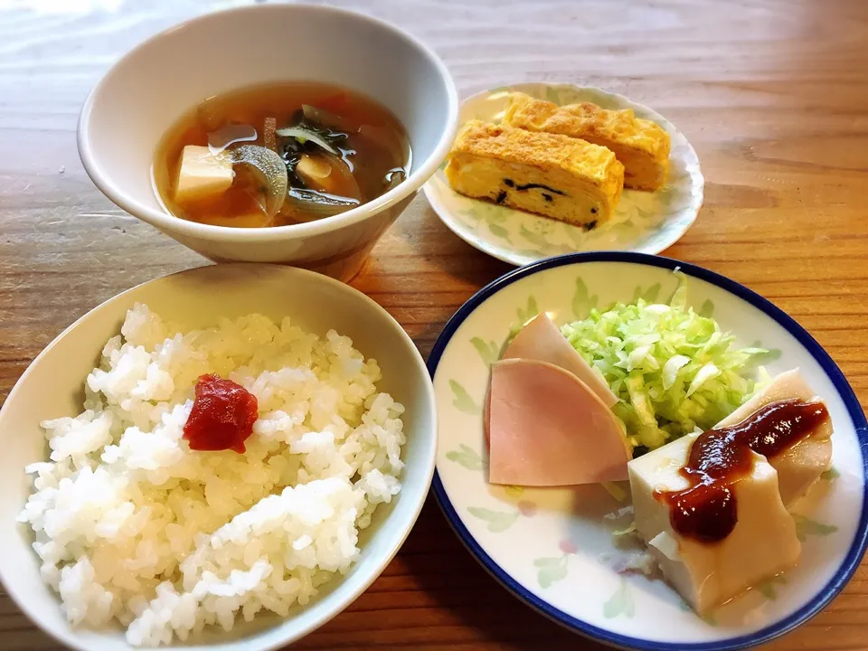 Snapdishの料理写真:胡麻豆腐、卵焼き、キャベツ、ハム、お味噌。|pepiさん