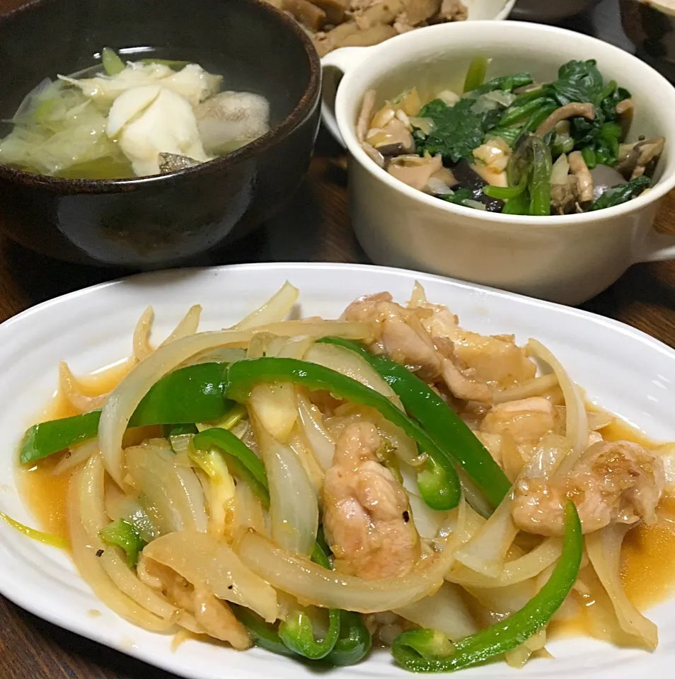 晩ごはん  鶏と玉ねぎの牡蠣油炒め タラ汁 ほうれん草ときのこのバター醤油和え  豚とごぼうの甘辛煮  など|ぽんたさん