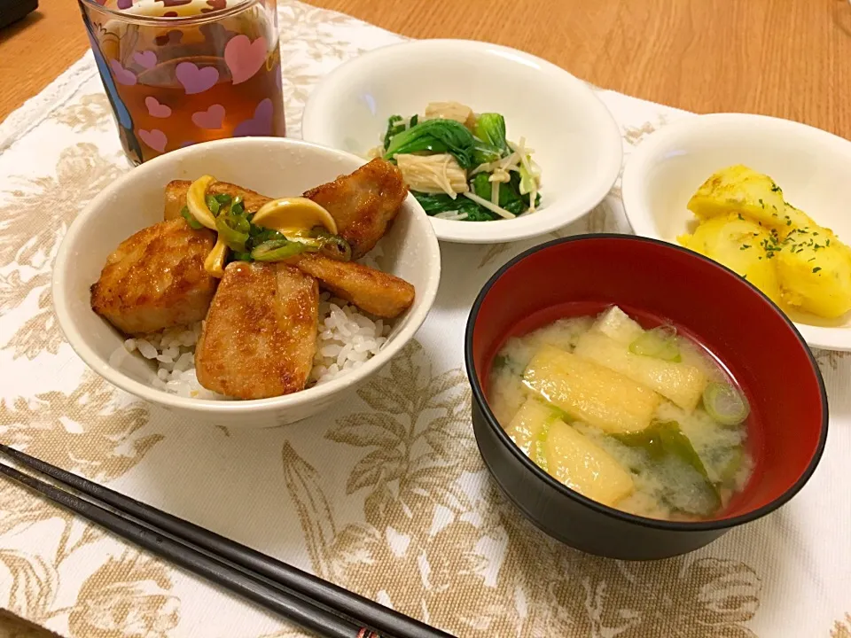 Snapdishの料理写真:まぐろのステーキ丼
じゃがいものカレー風味
青梗菜とえのきのおひたし|まりさん