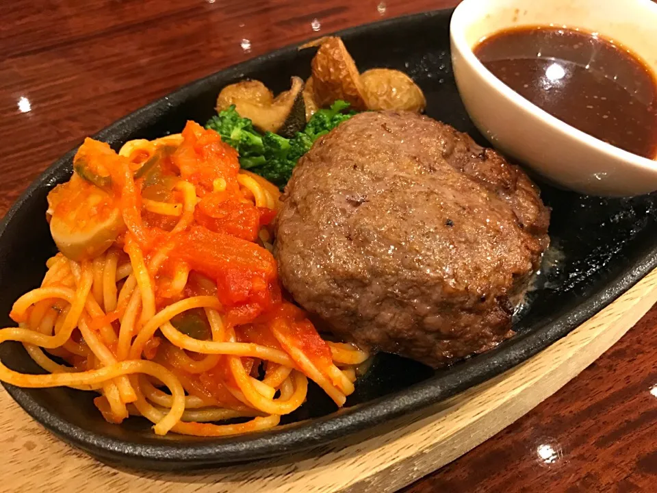 Snapdishの料理写真:かもめ食堂ハンバーグとナポリタン|inokocafeさん