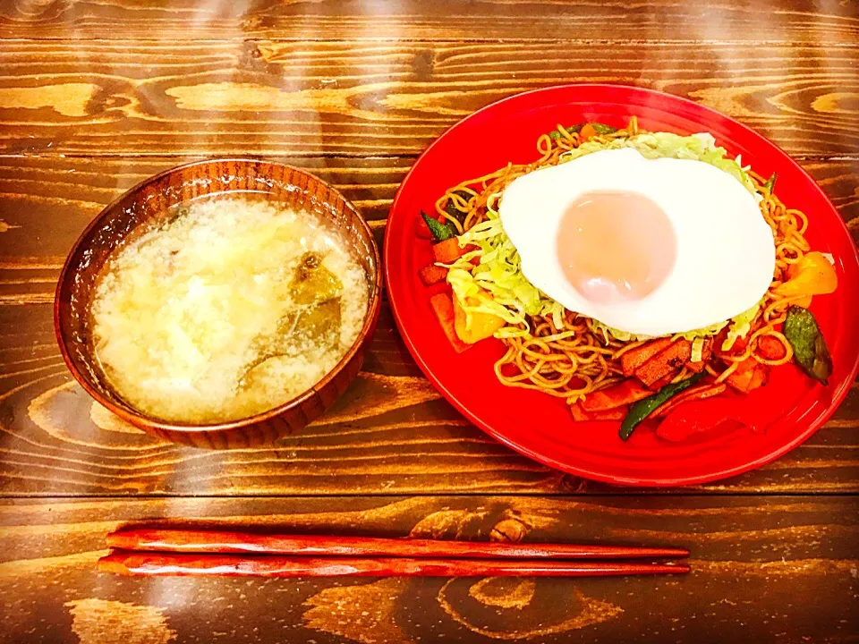 #焼きそば目玉焼きのせ
#味噌汁|keikoさん